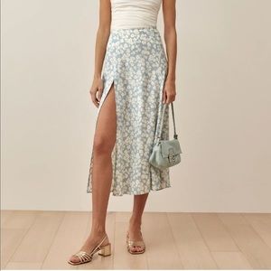 Reformation high waisted midi skirt with thigh high slit. Size 6